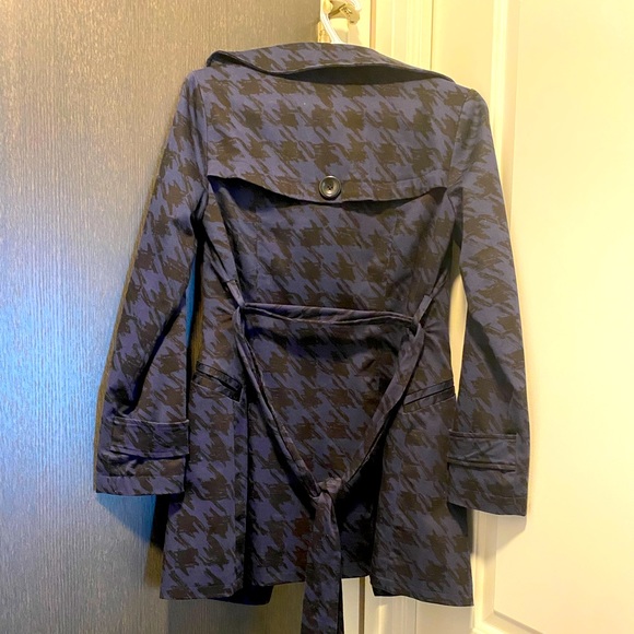 🦋 SALE - Patterned trench coat XXI Forever 21 - Picture 2 of 2